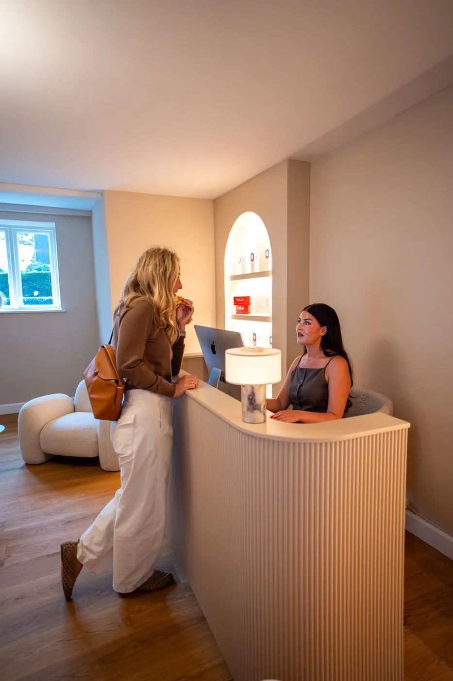 Klient i snak med personalet i klinikkens reception